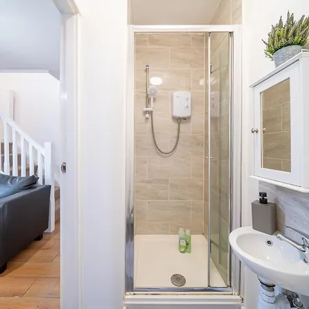 Apartment Bv Kirkstall 1 Bedroom Free Private Parking *